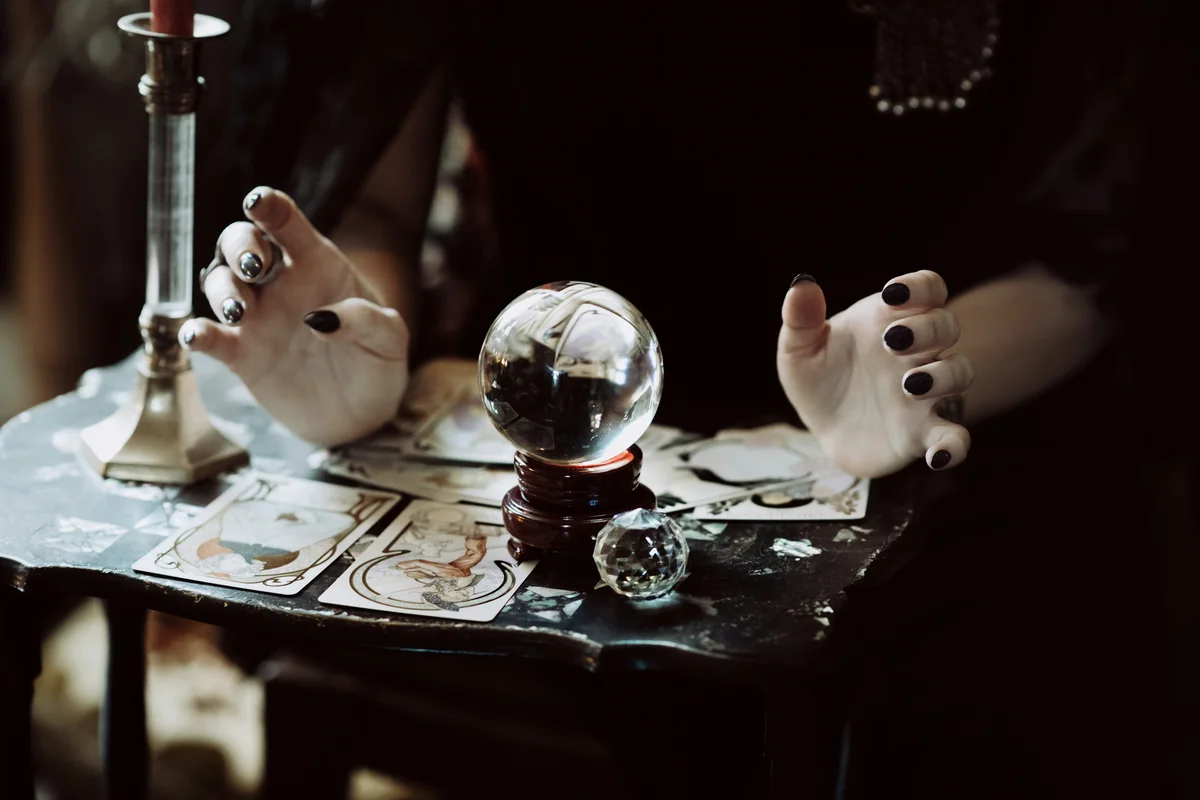 Medium with a crystal ball - affordable psychic phone readings