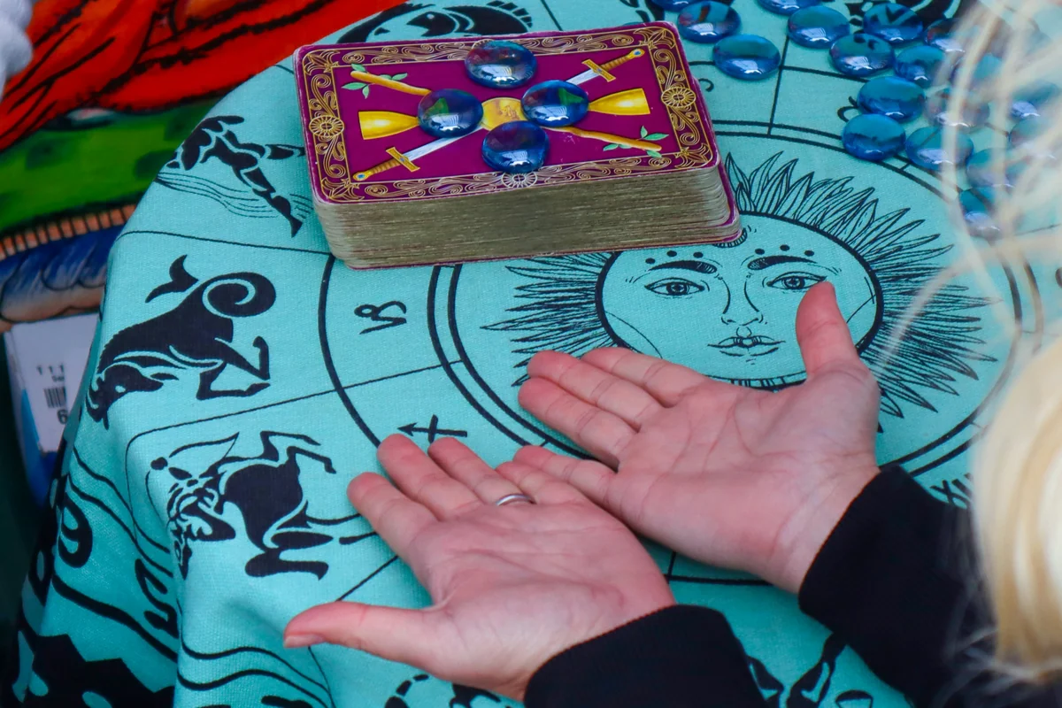 Palm reading with Tarot cards - affordable psychic phone readings