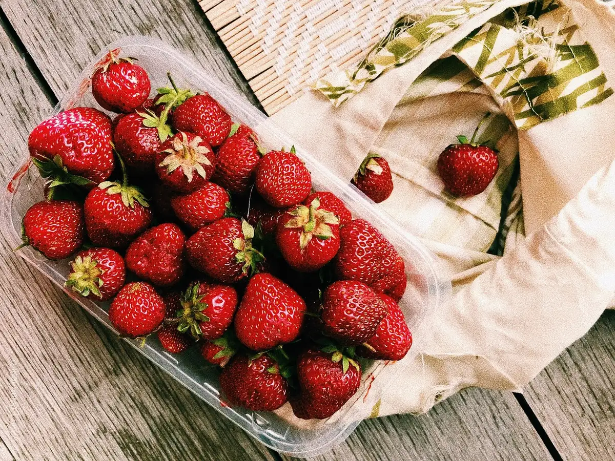strawberries, fruits, food, berries, healthy, nutrition, vitamins, organic, delicious, fresh, nutritious, tasty, eating healthy, fresh fruits, freshness, juicy - healthy food nutrition - Dietary guidelines