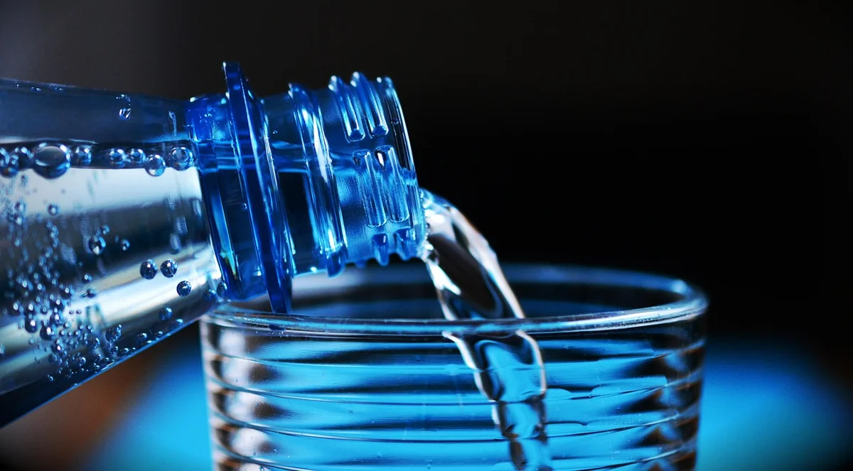bottle, mineral water, glass, pour, pouring, pouring water, bottle of water, drinking water, plastic bottle, liquid, blue, drink, bottleneck, transparent, drinking water, drinking water, drinking water, drinking water, drinking water - hydration habits